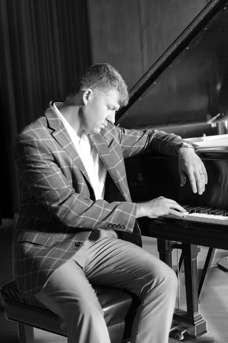 Daniel Hicks at a grand piano
